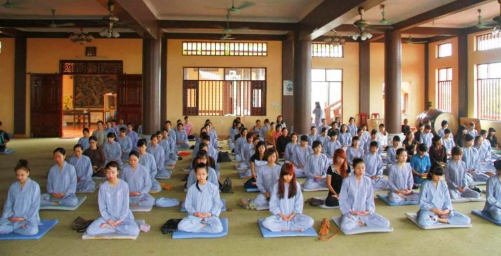 Vào các dịp hè, rất nhiều bạn trẻ đến tham gia các khóa tu tại Thiền Viện