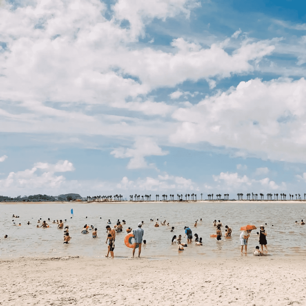 Biển Đồ Sơn với rất nhiều du khách tắm biển