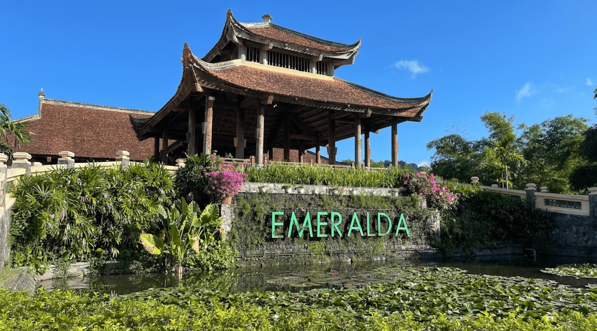 Emeralda resort là một điểm nghỉ dưỡng cao cấp nếu bạn muốn đến Tuyệt Tình Cốc Ninh Bình